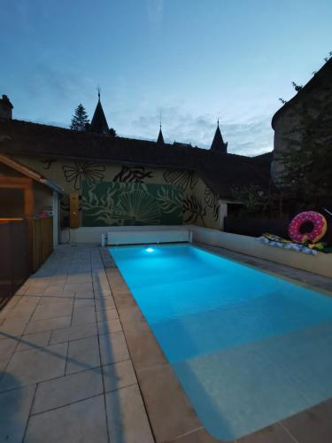 a swimming pool in the backyard of a house at Domaine de Tardais, idéal famille avec piscine et nombreux loisirs in Senonches