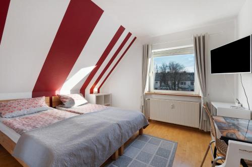 una camera con un letto con una parete rossa e bianca di Ferienwohnung Vita Burg auf Fehmarn a Burg auf Fehmarn