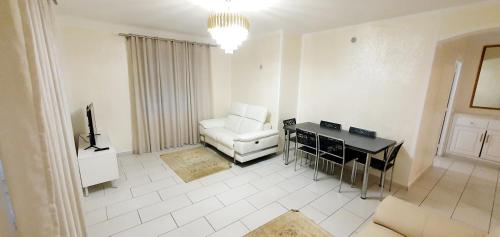 - un salon avec un canapé blanc et un bureau dans l'établissement Appartement 3 pièces sur Nice Centre, à Nice