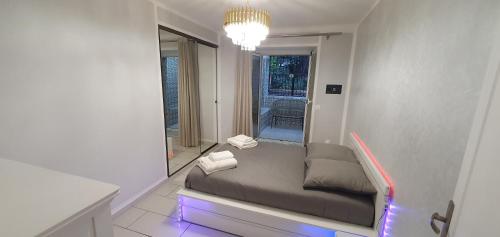 - un lit dans une chambre avec un miroir dans l'établissement Appartement 3 pièces sur Nice Centre, à Nice