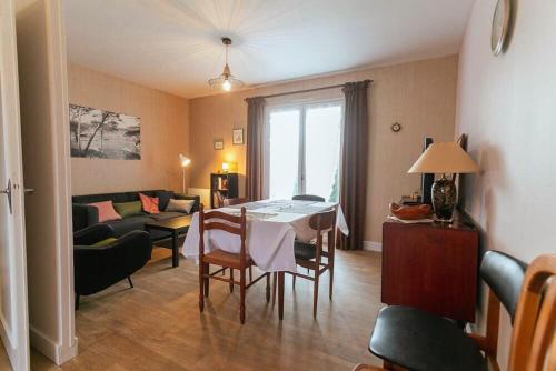 un salon avec une table et un canapé dans l'établissement Maison à 400m de la plage, pour 6 personnes, à Penvénan