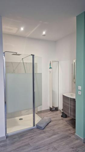 une salle de bain avec une douche en verre et un lavabo dans l'établissement T3 au Centre de Gourdon, à Gourdon