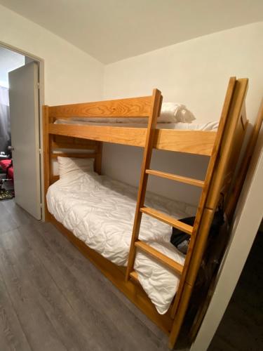 Postel nebo postele na pokoji v ubytování Appt pied des pistes, terrasse et parking couvert