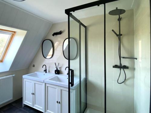 a bathroom with a sink and a shower at Bosch (10p) in Buren