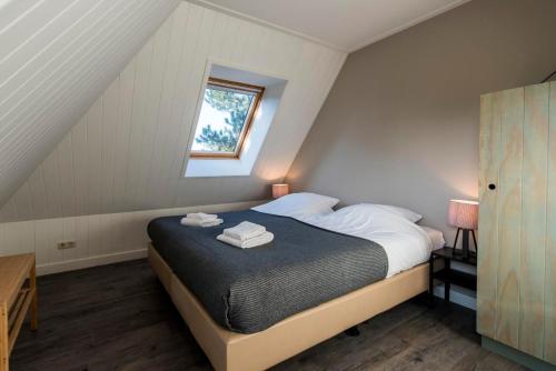 a bedroom with a bed with two towels on it at Bosch (10p) in Buren