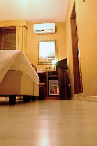 a bedroom with a bed and a table and a mirror at H O T E L S A N G A L L O l in Venice