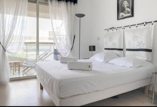 - une chambre avec un lit et 2 ordinateurs portables dans l'établissement Cannes 2 Bedroom Apartment - CC2, à Cannes