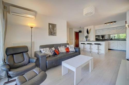 un salon avec un canapé et une table dans l'établissement Cannes 2 Bedroom Apartment - CC2, à Cannes