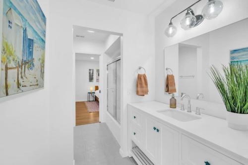 Ένα μπάνιο στο Luxury getaway steps from beach sleeps 10