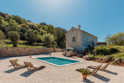 una villa con piscina frente a una casa en Villa Magic Stone, en Šišići