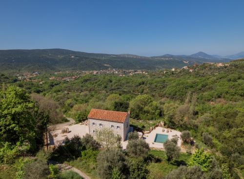 widok z lotu ptaka na dom na polu w obiekcie Villa Magic Stone w mieście Šišići