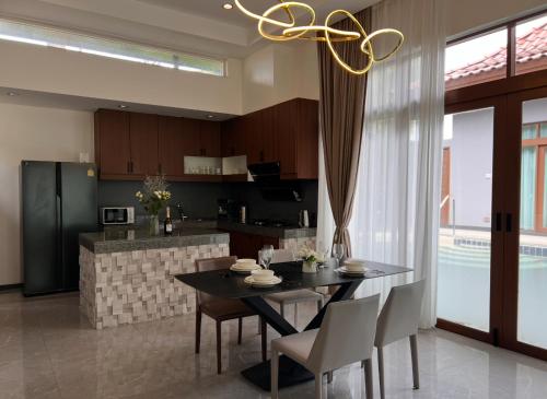 Η κουζίνα ή μικρή κουζίνα στο Ocean Villa Bang Tao Phuket