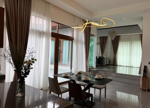 Μια τηλεόραση ή/και κέντρο ψυχαγωγίας στο Ocean Villa Bang Tao Phuket