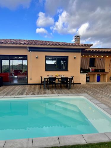 une piscine devant une maison dans l'établissement Maison Terra Bella, expérience authentique en plein cœur du maquis, piscine, à Sotta