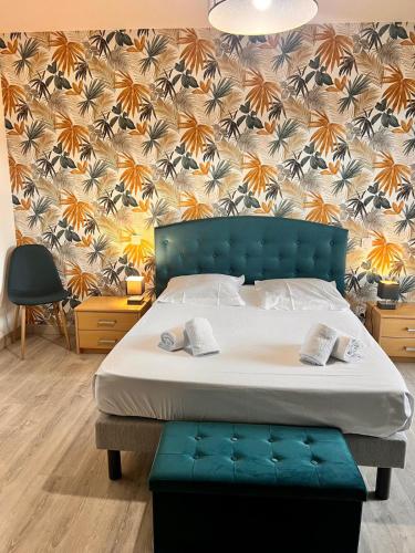 - une chambre avec un lit doté d'une tête de lit en touffet vert dans l'établissement Maison Terra Bella, expérience authentique en plein cœur du maquis, piscine, à Sotta