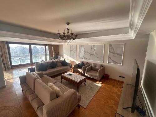 شقة فاخرة علي النيل في المنيل