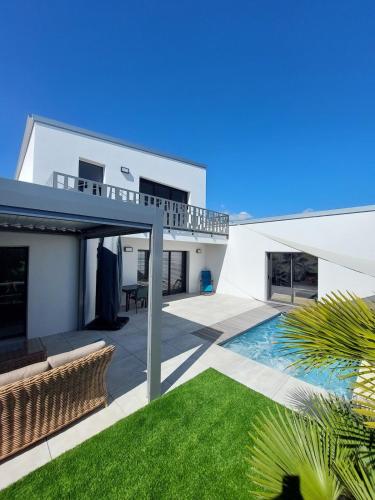 une vue d'une maison avec piscine dans l'établissement Villa récente spacieuse piscine St Gilles, à Saint-Gilles-Croix-de-Vie