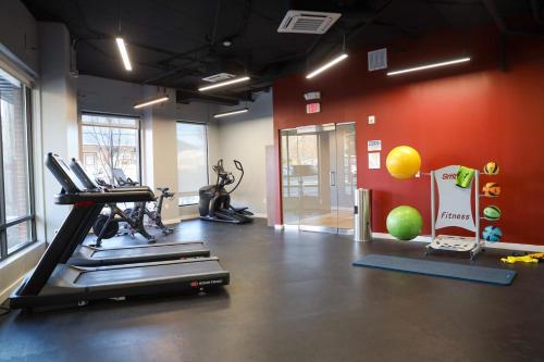 Fitness centrum a/nebo fitness zařízení v ubytování Luxury Apartment with Gym, Steps From Commuter Rail #3013