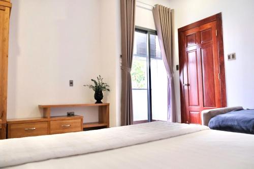 a bedroom with a bed and a window at Kim Minh Apartment & Hotel in Vung Tau