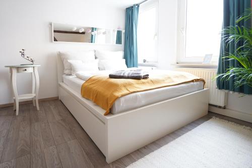 a bed in a room with a window at Zentrale, gemütliche Dachgeschoss-Etage - 52qm - Altes Haus auf 2,5 Etagen exklusiv für Dich - mit 1 Schlafzimmer, Wohnzimmer und Rückzugsraum zum Verweilen - Küche, großes Bad, Netflix in Halle an der Saale