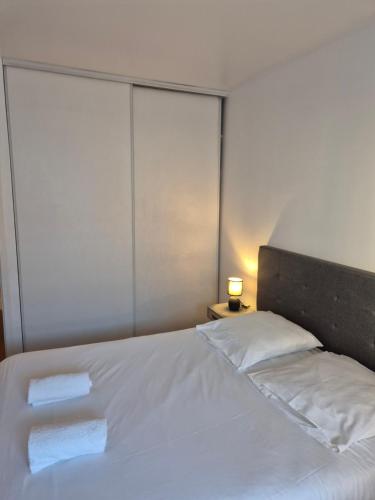 Ένα ή περισσότερα κρεβάτια σε δωμάτιο στο Appartement luxueux 100m² Bordeaux