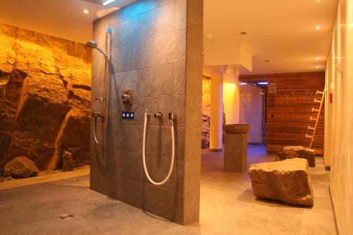 Koupelna v ubytování Logis Gourmet & Relax Hotel De La Sure