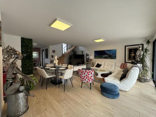 Photo de la galerie de l'établissement L'Aigle - Piscine -10 pers - Rêve au Mans, au Mans