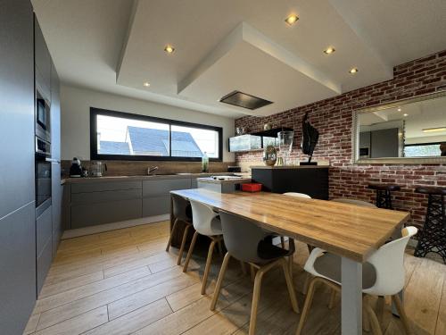 Photo de la galerie de l'établissement L'Aigle - Piscine -10 pers - Rêve au Mans, au Mans