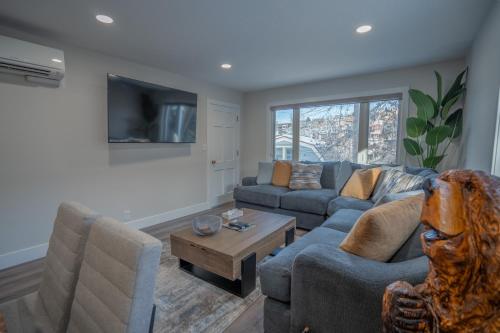 a living room with a couch and a table at Treasure Mountain Inn in Park City