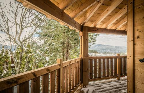 a log cabin balcony with a view of the mountains at Chalet Prestige aux Angles - Confort et Elégance in Les Angles