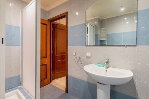 un baño con lavabo y espejo en Superbe appartement Agdal, en Rabat