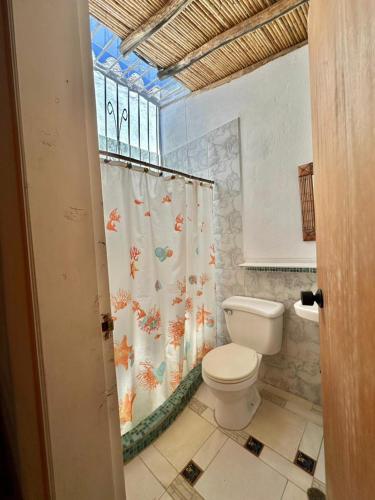 Ένα μπάνιο στο Posada Caribbean House