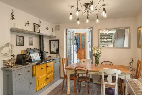 eine Küche mit Tisch und ein Esszimmer in der Unterkunft 17th Century Cottage in Bideford Private Parking in Bideford