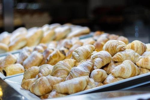 un tas de beignets sur des plateaux dans une boulangerie dans l'établissement Eix Lagotel Holiday Resort, à Playa de Muro