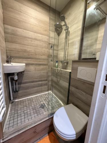 une salle de bain avec une douche, des toilettes et un lavabo dans l'établissement Studio Chic proche de la tour Eiffel, à Paris