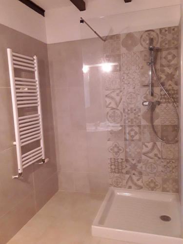 une salle de bain avec une douche, une baignoire et un lavabo dans l'établissement Chez Ersiglia, à Bruniquel