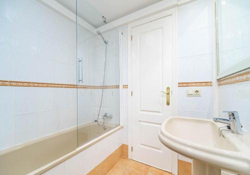 Ένα μπάνιο στο Las Dunas Duplex Apartment Javea Arenal by Rock Rentals