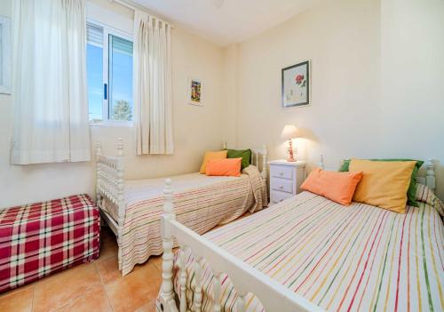 Ένα ή περισσότερα κρεβάτια σε δωμάτιο στο Las Dunas Duplex Apartment Javea Arenal by Rock Rentals
