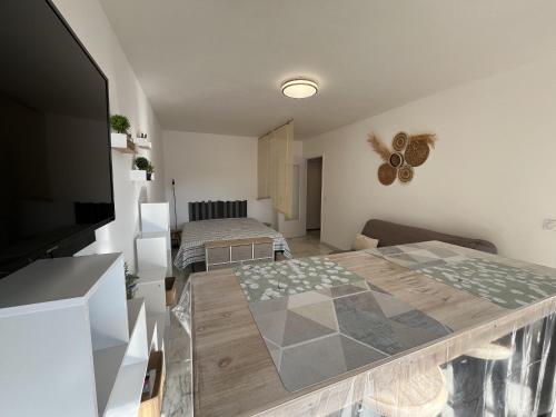 une chambre avec deux lits et une télévision à écran plat dans l'établissement le GENEPY, studio 30m2, 4 p, balcon parking, clim, à Fréjus