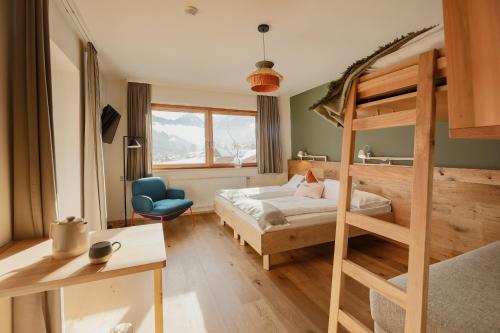 Postel nebo postele na pokoji v ubytování biYou Ecoquartier in den Bergen