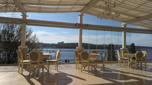 Výhled na řeku, která protéká v blízkosti hotelu