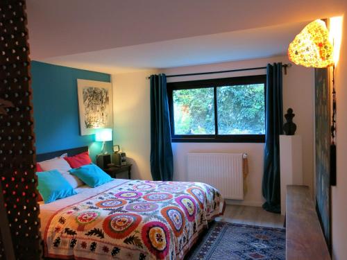 a bedroom with a bed and a window at Appartement tout confort refait à neuf in Deauville