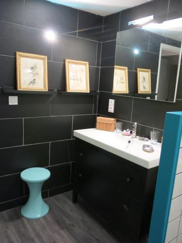 une salle de bain avec un lavabo, des toilettes et un miroir dans l'établissement Appartement tout confort refait à neuf, à Deauville