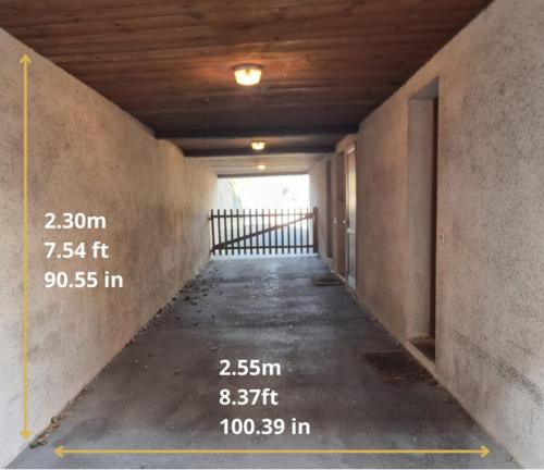 un couloir vide avec des numéros sur le côté d'un bâtiment dans l'établissement 28 Bonnes Raisons - Lovely Duplex - City Center with private parking, à Honfleur