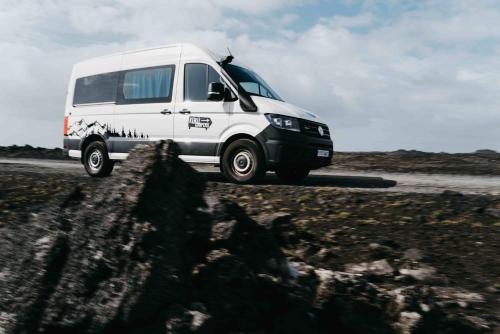 ケプラヴィークにあるKúKú Campers - Campervansの白い車が道を走っている