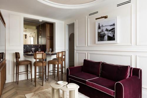 un salon avec un canapé et une table dans l'établissement Sublim apartment with AC next to Arc de Triomphe, à Paris