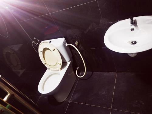 un baño con inodoro y lavabo en Stay in DAy CAUCON Hotel kuala Lumpur, en Kuala Lumpur