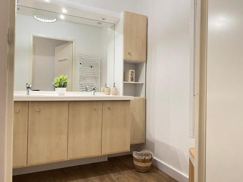 Ένα μπάνιο στο Appt entier 85m2 avec 2 chambres dont 1 suite parentale 1 bureau 1 canapé lit piscine