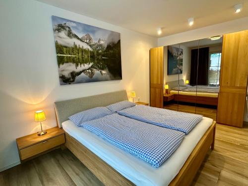 sypialnia z łóżkiem z obrazem na ścianie w obiekcie Urlaubsapartments Pfleger w mieście Hinterstoder