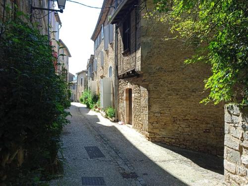 an alley in an old stone building at Le Pentagone in Bruniquel